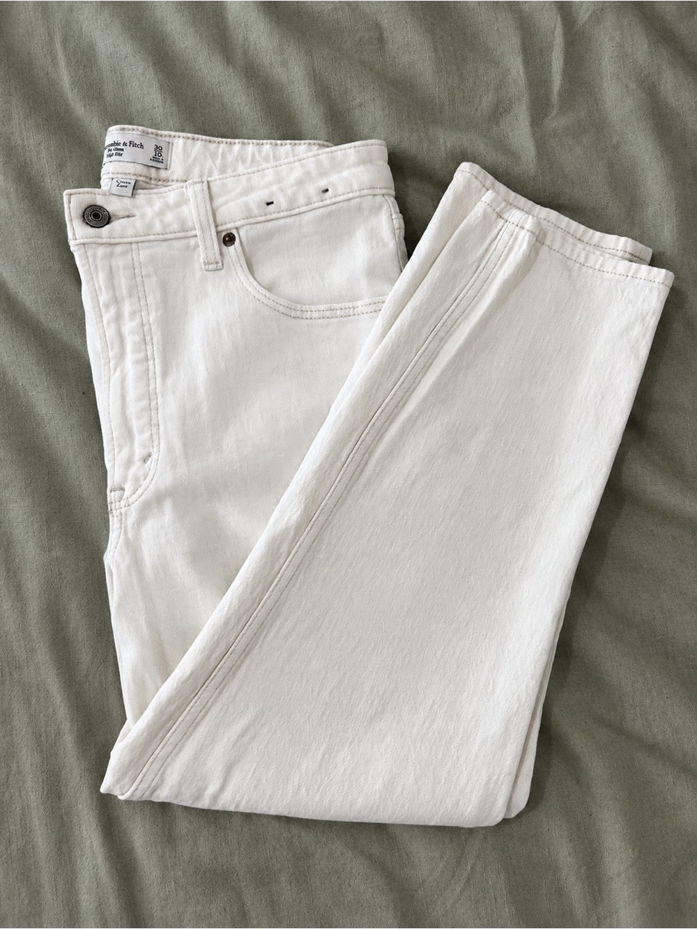 Abercrombie & Fitch Curve Love The Mom High-Rise Jeans in Cream Size 30 | 10